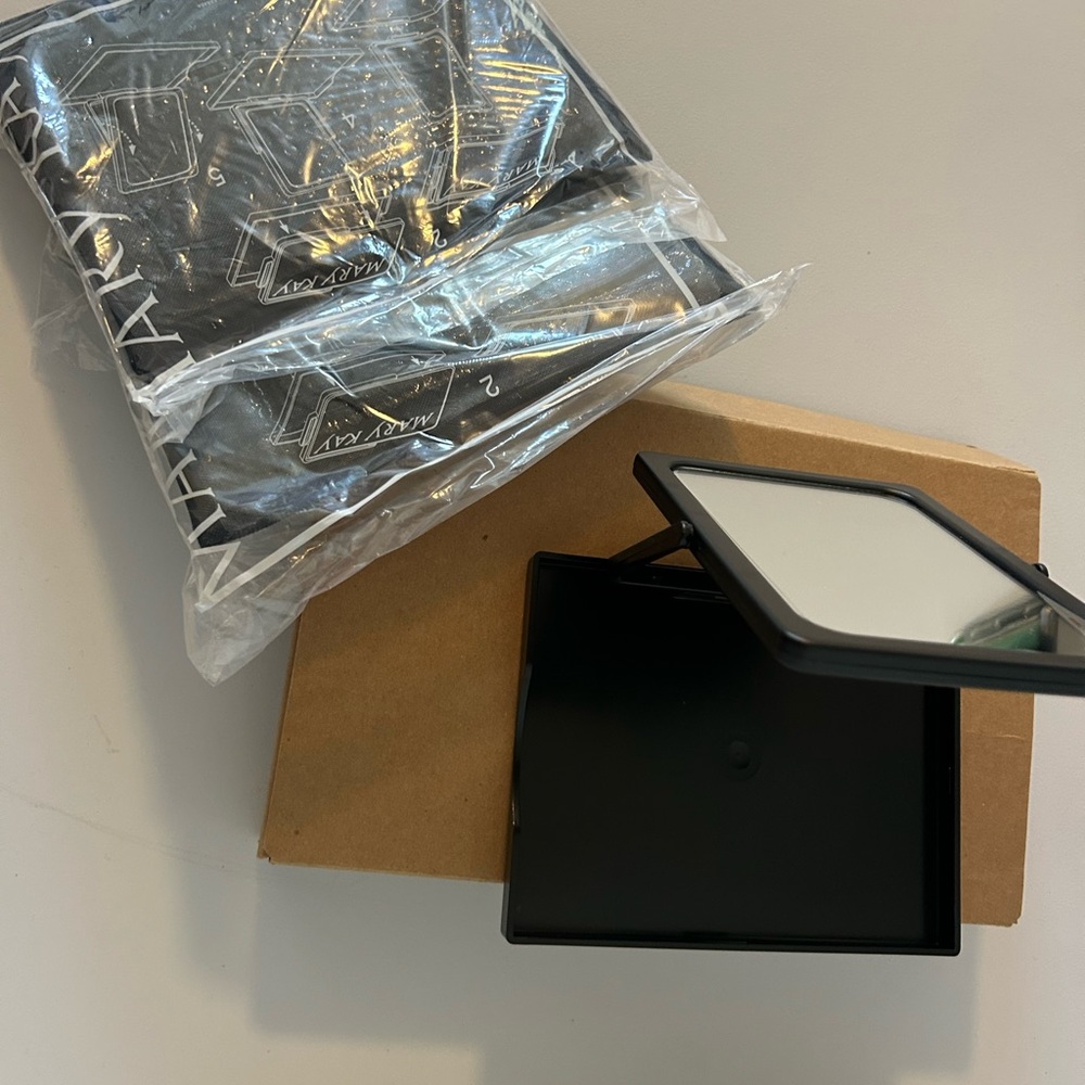 Compact Mirror - Picture 3 of 3